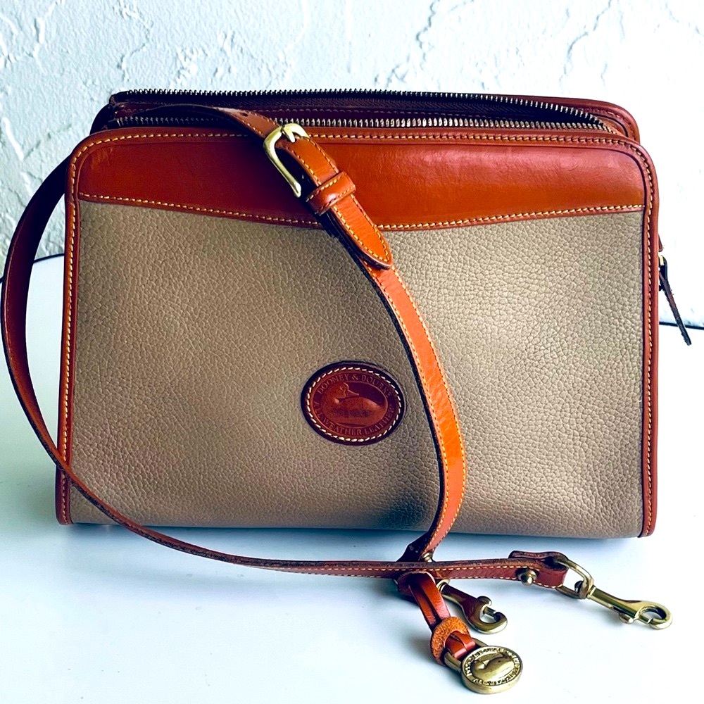 ♦️HOST PICK♦️VINTAGE DOONEY AND BOURKE SHOULDER BAG CRÈME WITH TAN TRIM